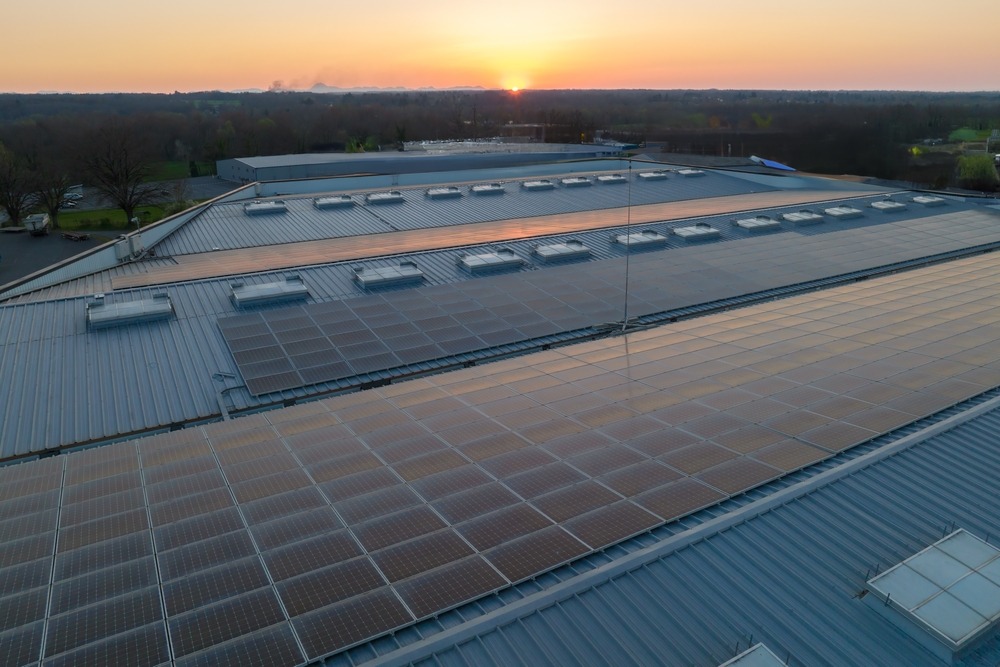 Une centrale de production d'électricité photovoltaïque peut s'installer en toiture, en ombrière, au sol